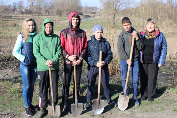 Спільна справа: на Кручах садили дерева (Фото)