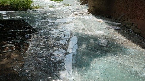 Вибиті шибки і поламані дерева: моторошні наслідки обстрілу школи у Світлодарську