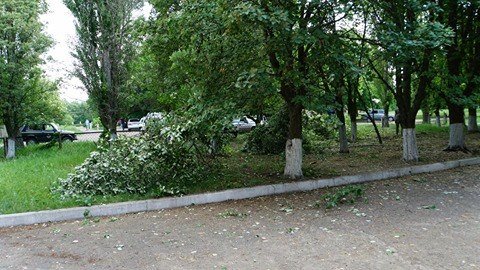 Вибиті шибки і поламані дерева: моторошні наслідки обстрілу школи у Світлодарську