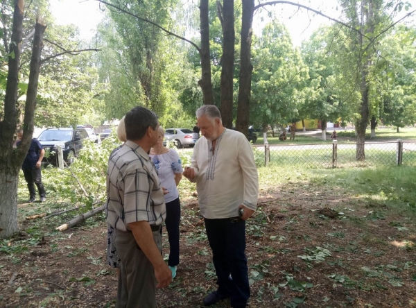 Вибиті шибки і поламані дерева: моторошні наслідки обстрілу школи у Світлодарську