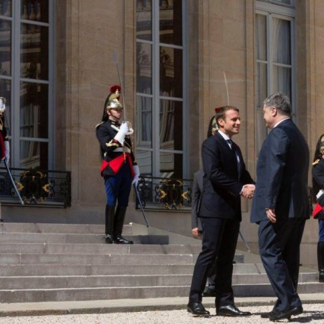 Кремль осоромився із зустріччю Порошенка та Макрона