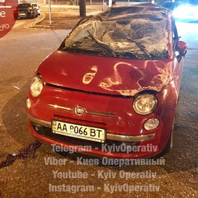 В Києві зіткнулися відразу три автомобілі: машини добряче пошкодило