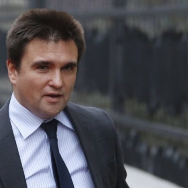 Макрон не дасть Росії “тягнути кота за хвіст”, – Клімкін