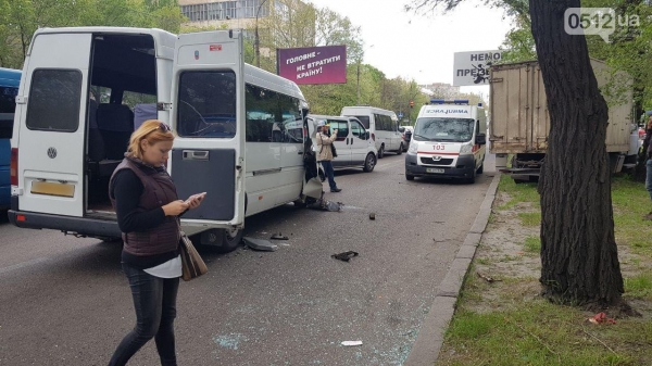В Николаеве маршрутка влетела в грузовик, есть пострадавшие