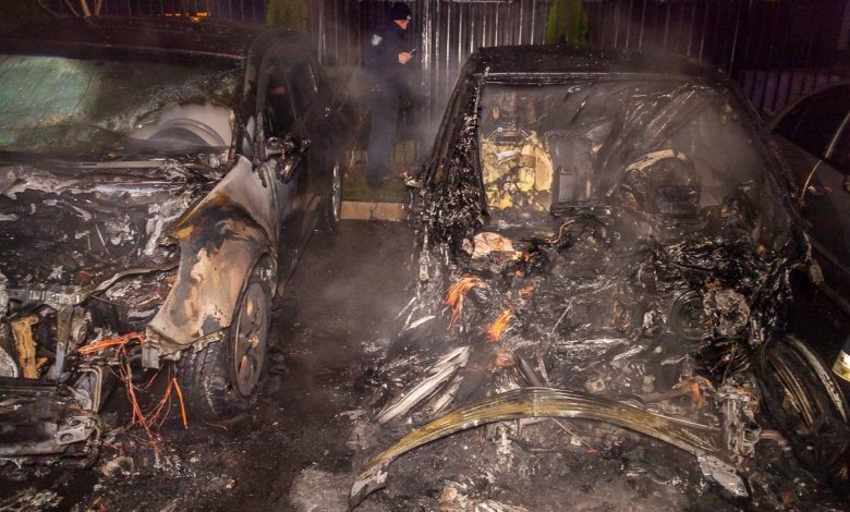 В Днепре взорвался и загорелся электрокар: соседние авто выгорели дотла – фотоНещодавно на Одесщине полицейское авто сгорело дотла прямо во время движения. В этот момент в салоне находилась следственно-оперативная группа. Правоохранители как раз ехали на вызов. Следователи пытались потушить огонь самостоятельно с помощью огнетушителя. Полностью же ликвидировали возгорание спасатели, прибывшие через некоторое время на место события. 1242426 780x470 - В Днепре взорвался и загорелся электрокар: соседние авто выгорели дотла – фотоНещодавно на Одесщине полицейское авто сгорело дотла прямо во время движения. В этот момент в салоне находилась следственно-оперативная группа. Правоохранители как раз ехали на вызов. Следователи пытались потушить огонь самостоятельно с помощью огнетушителя. Полностью же ликвидировали возгорание спасатели, прибывшие через некоторое время на место события.